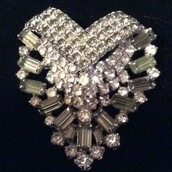 Jewelry - VTG Rhinestone Brooch